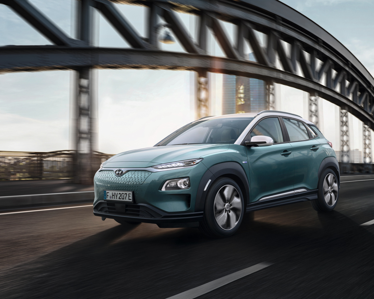 Электрический внедорожник Hyundai Kona, 2018 на трассе