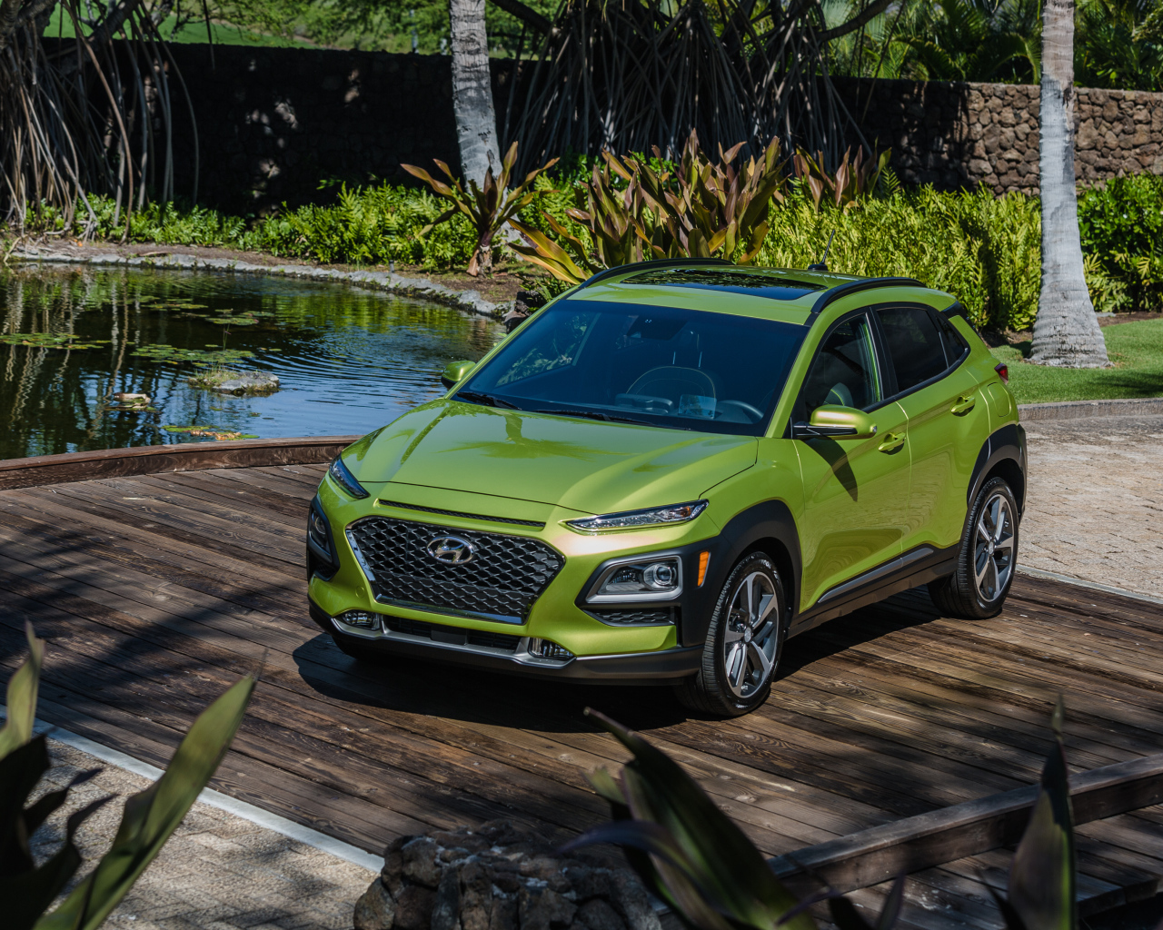 Салатовый автомобиль Hyundai Kona у воды