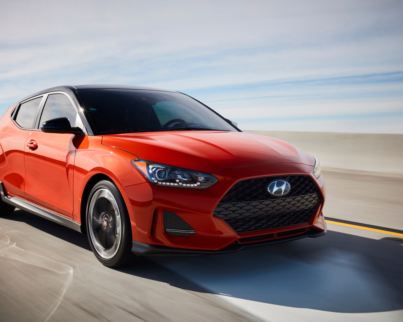Красный автомобиль  Hyundai Veloster Turbo, 2019 года
