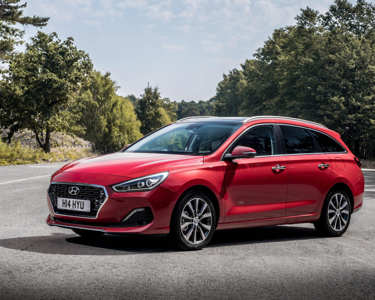 Красный автомобиль Hyundai i30 Tourer, 2018 года