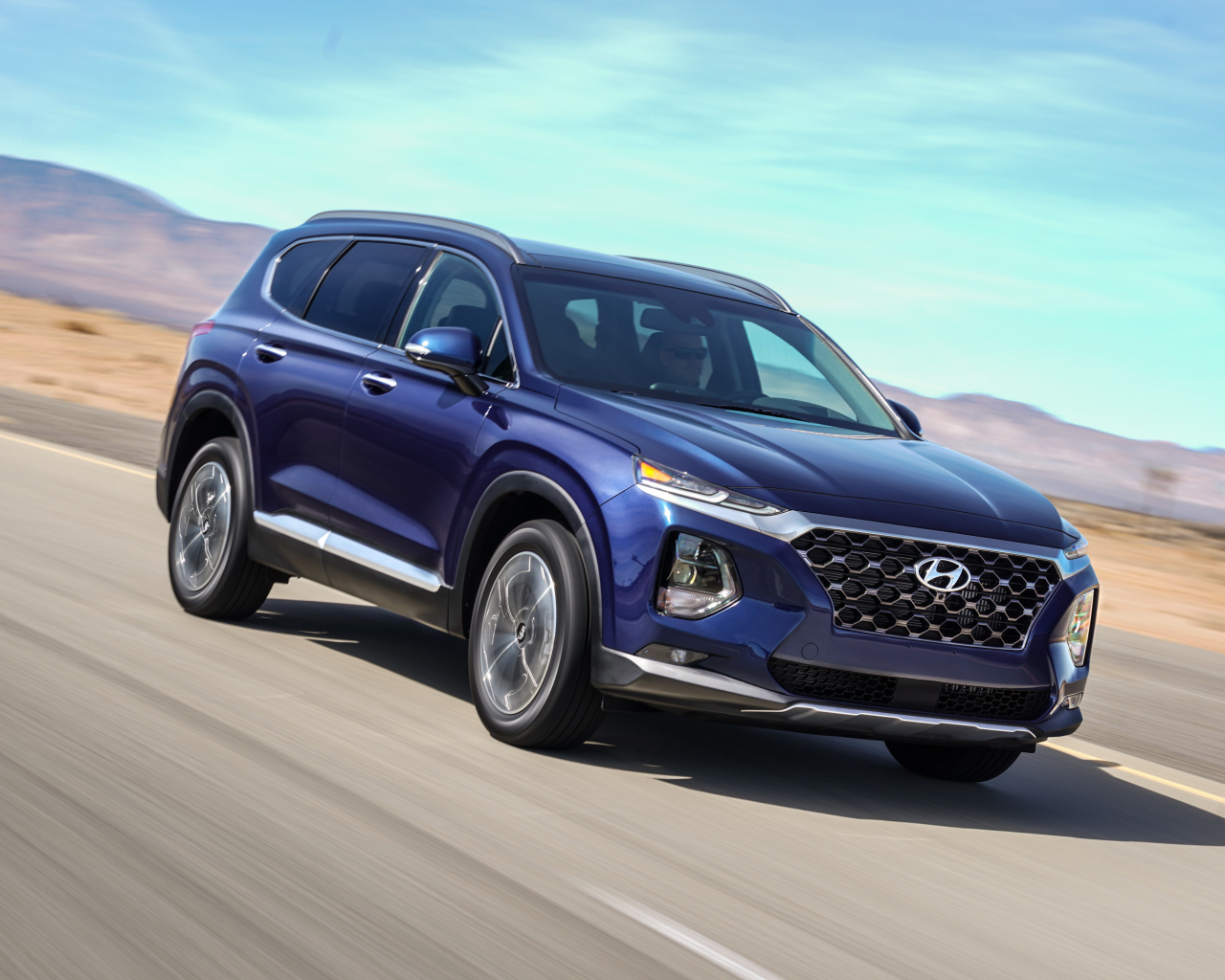 Внедорожник Hyundai Santa Fe, 2019 на трассе