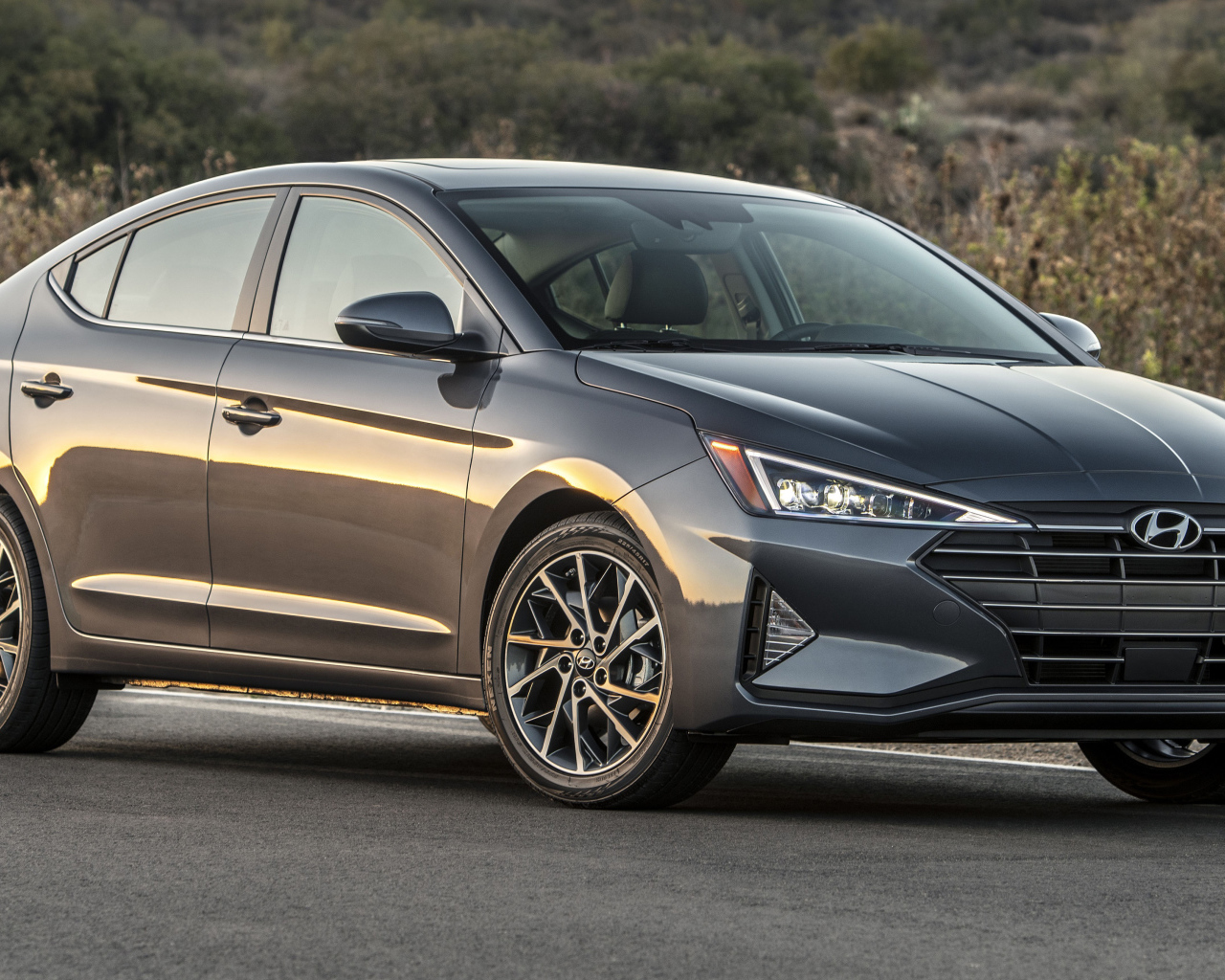 Серебристый автомобиль Hyundai Elantra, 2019