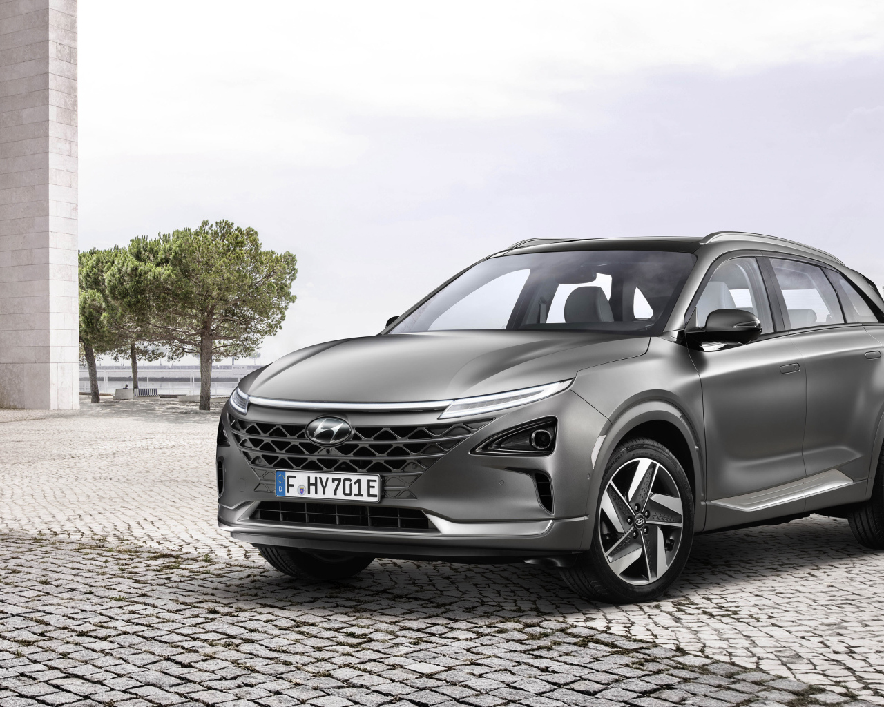 Серебристый автомобиль Hyundai Nexo, 2018 года