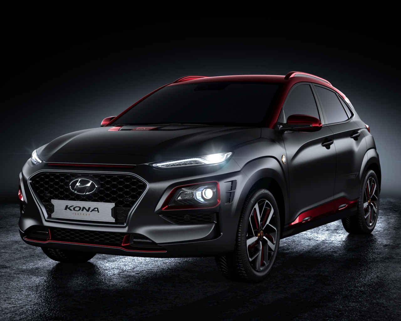 Стильный новый автомобиль Hyundai Kona, 2019 года с включенными фарами 