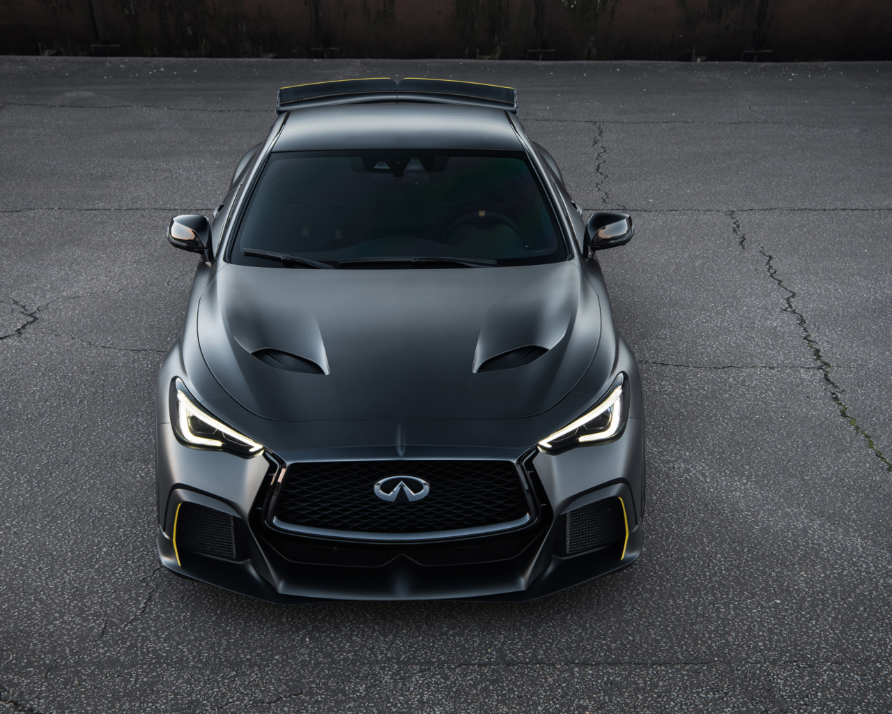 Автомобиль Infiniti Project Black S стоит на асфальте