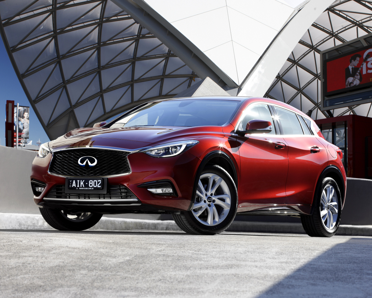Красный блестящий автомобиль Infiniti Q30