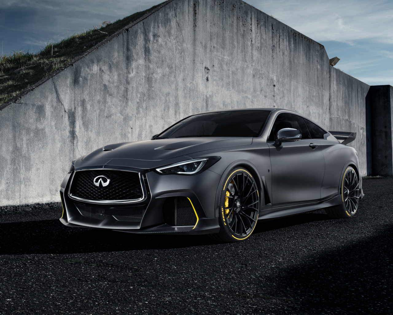 Серебристый автомобиль Infiniti Project Black S у стены