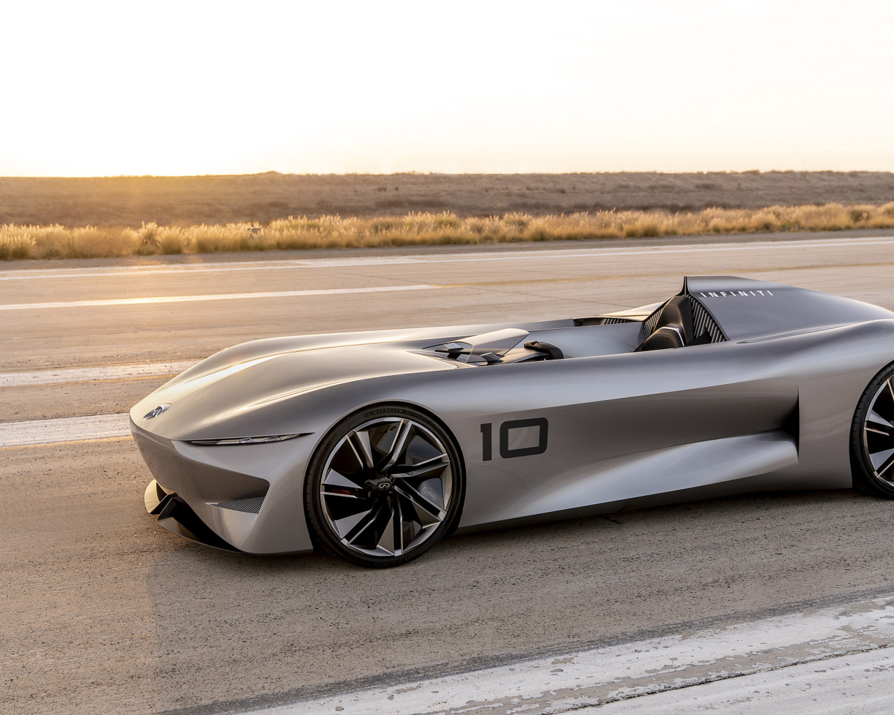Серебристый автомобиль Infiniti Prototype 10 Concept 2018