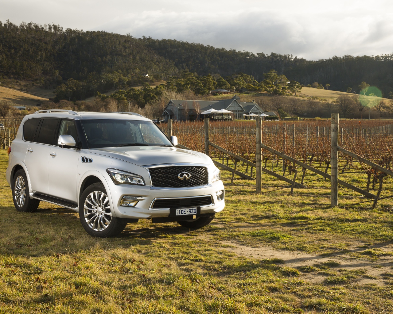 Серебристый автомобиль Infiniti QX80 на ферме