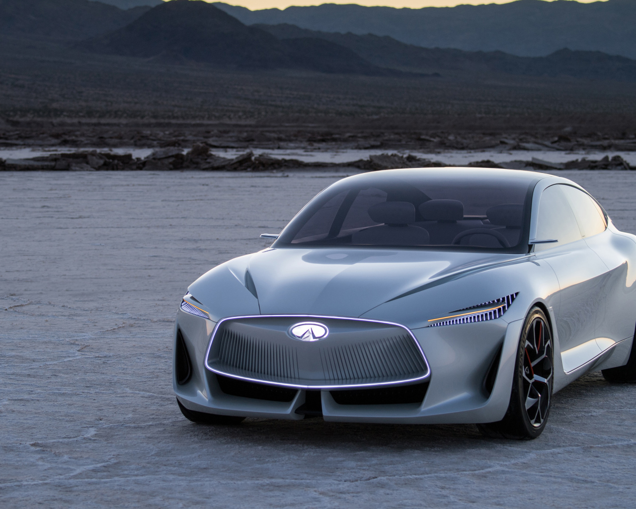 Серебристый автомобиль  Infiniti Q Inspiration Concept, 2018