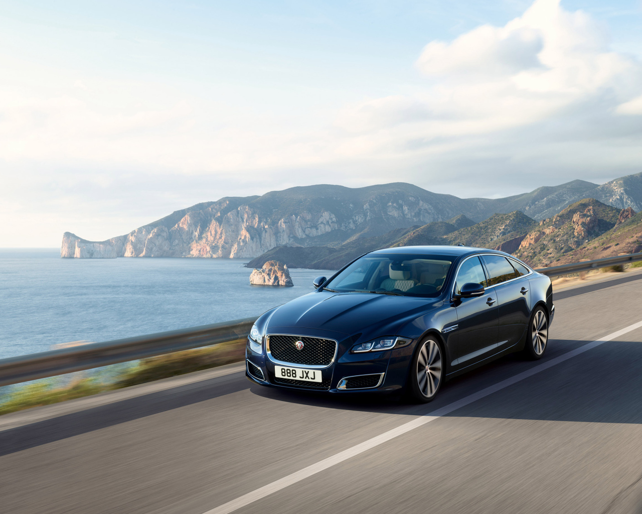 Черный автомобиль Jaguar XJ50, 2018 года на трассе