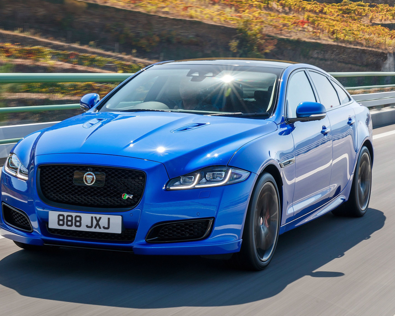 Синий автомобиль Jaguar XJR575, 2017 года