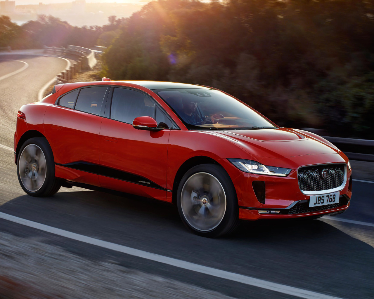 Красный электрический автомобиль Jaguar I Pace, 2019 года