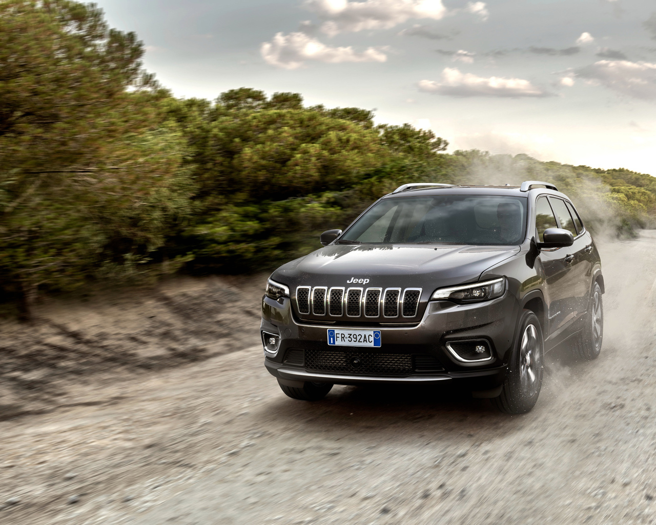 Черный внедорожник Jeep Cherokee Limited 2018 года