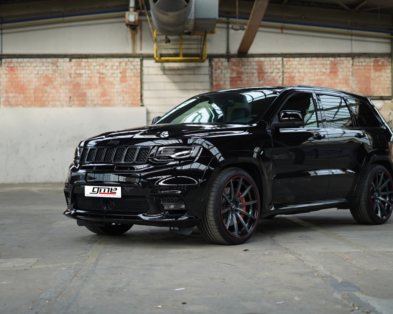 Черный автомобиль GME Jeep Grand Cherokee SRT 2018