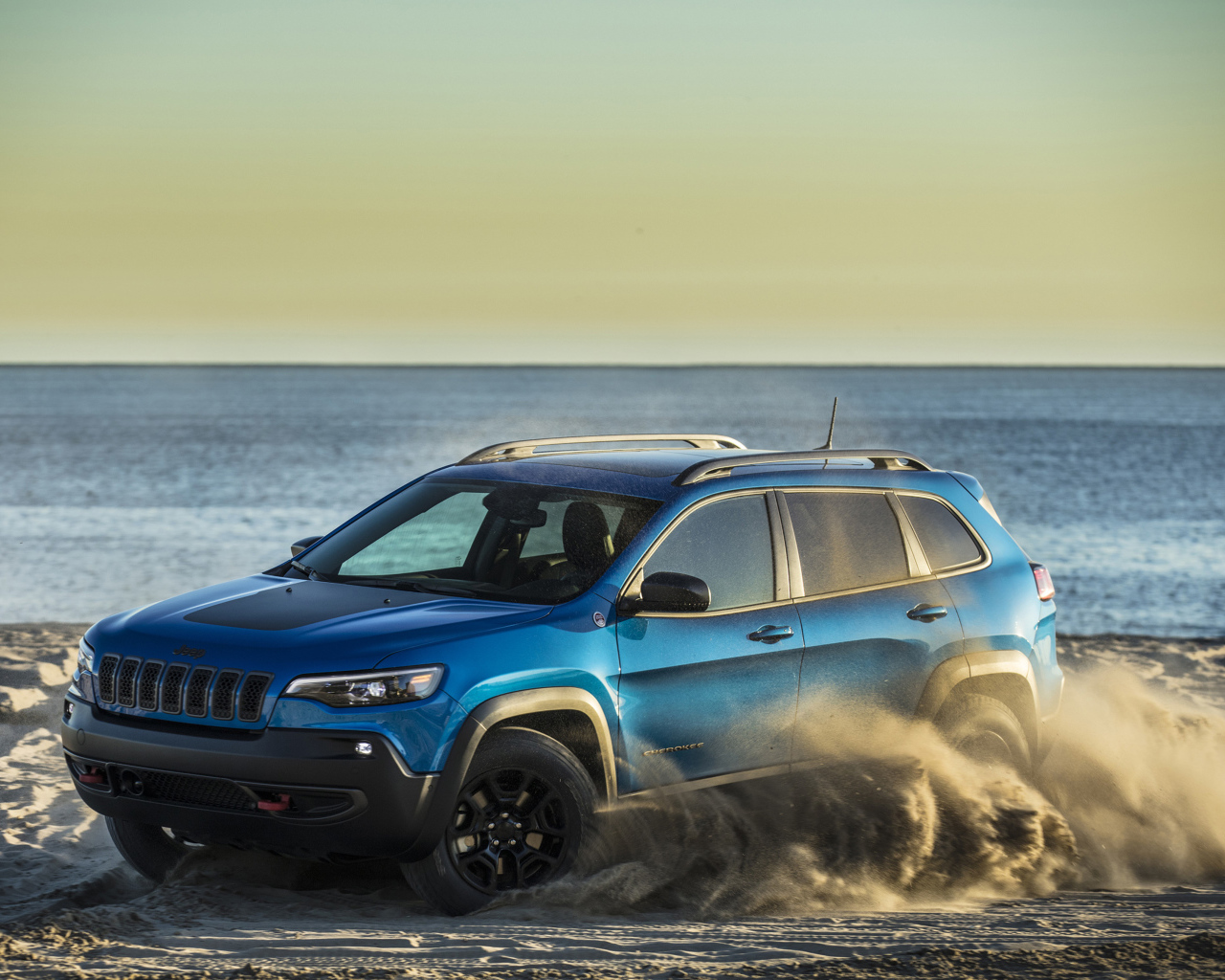 Внедорожник Jeep Cherokee Trailhawk, 2019 дрифт на песке