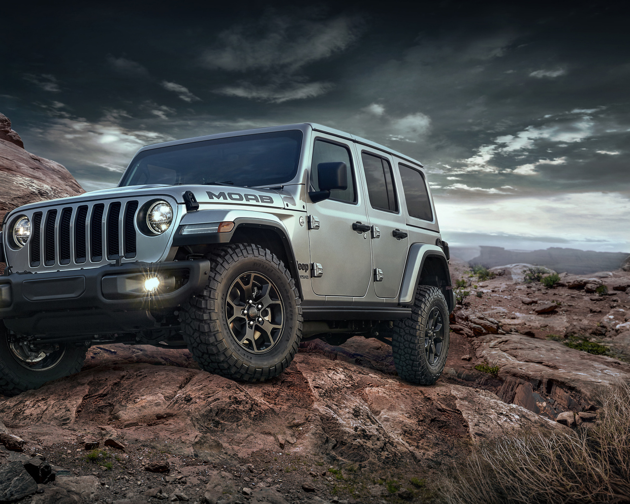 Внедорожник Jeep Wrangler, 2018 в горах 