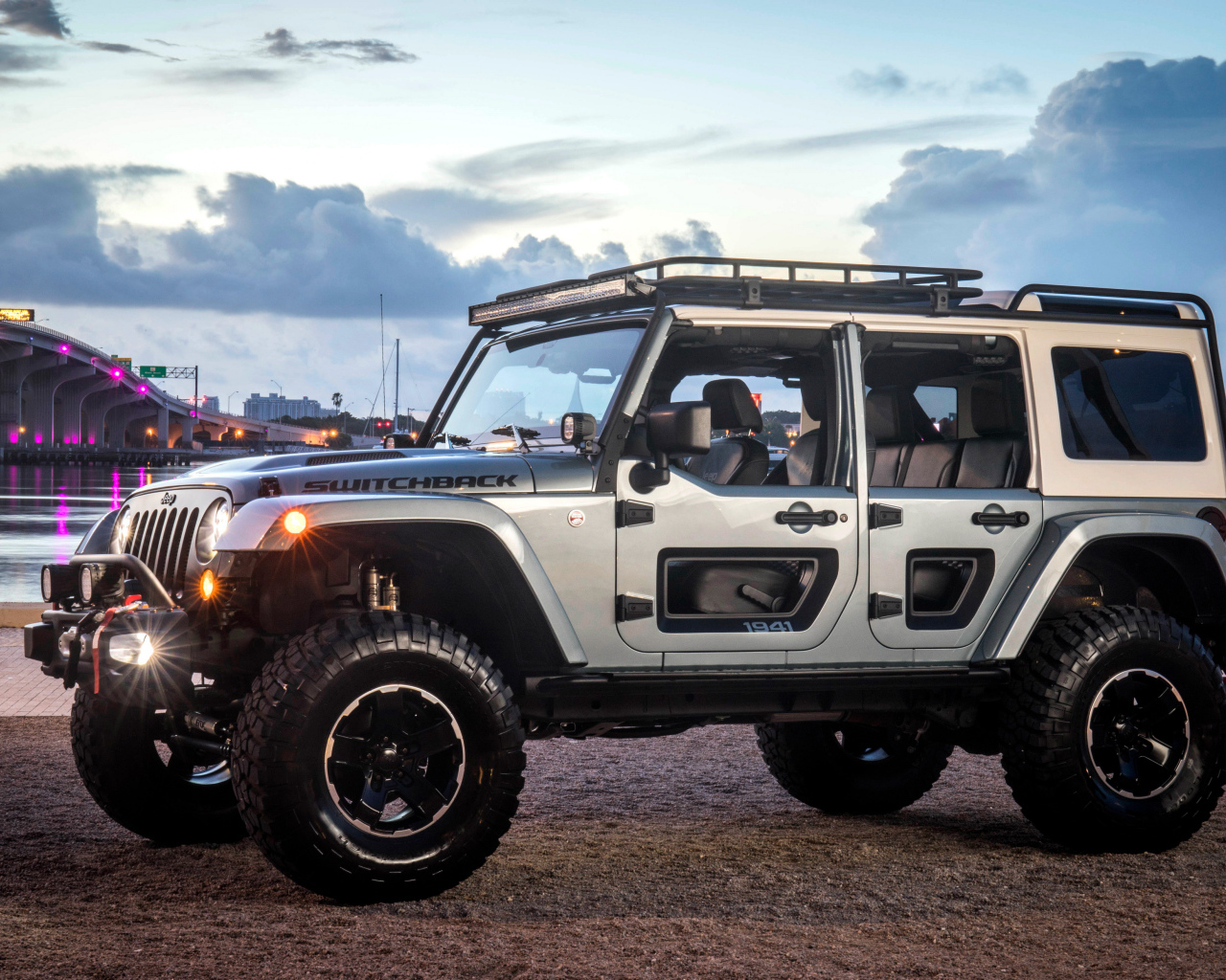 Серебристый Jeep Switchback на берегу