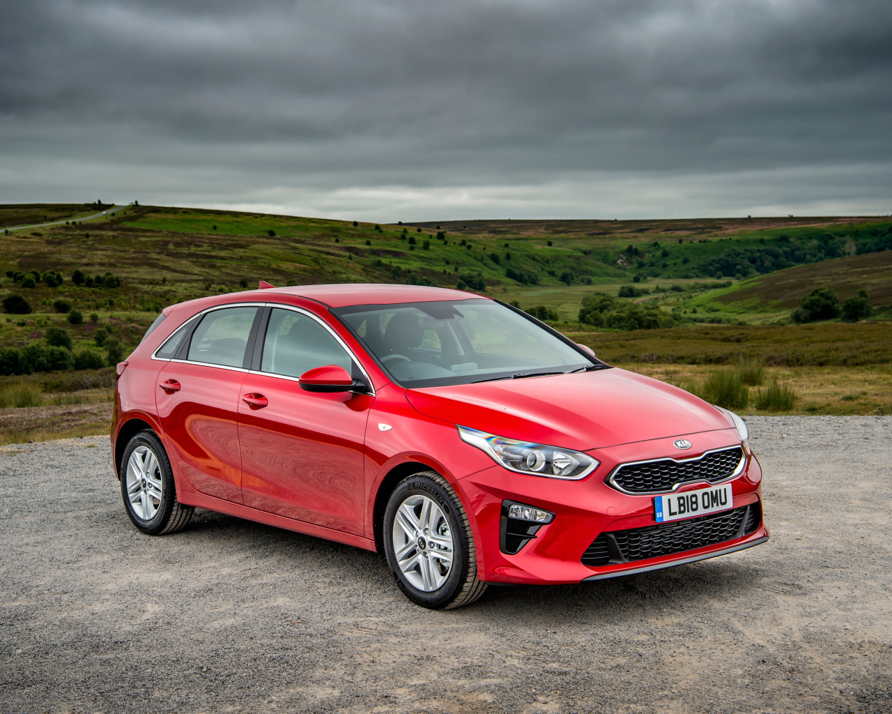 Красный кроссовер KIA Ceed 2018 года