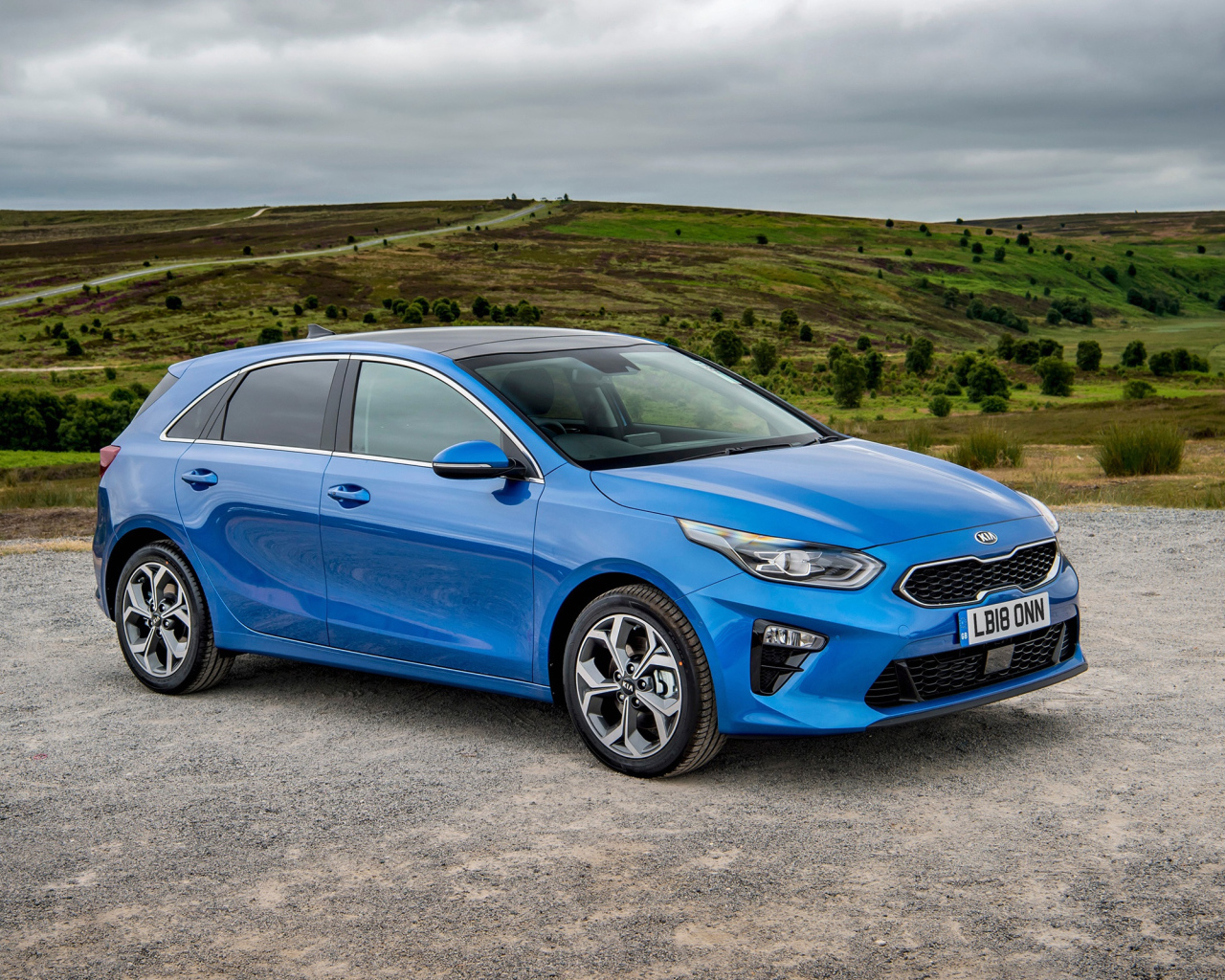 Синий кроссовер Kia Ceed 2019