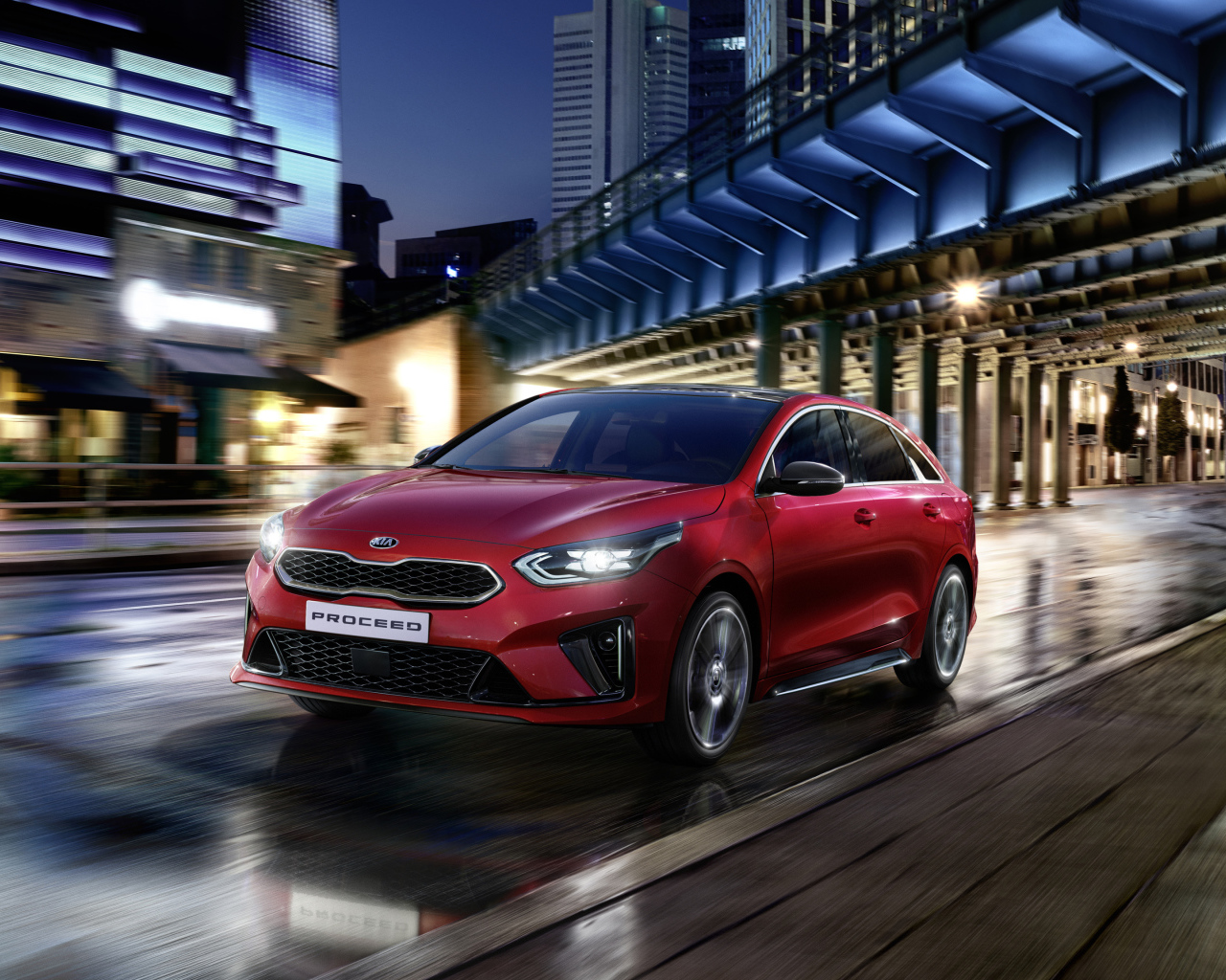 Красный автомобиль Kia ProCeed GT Line 2019 года на трассе 
