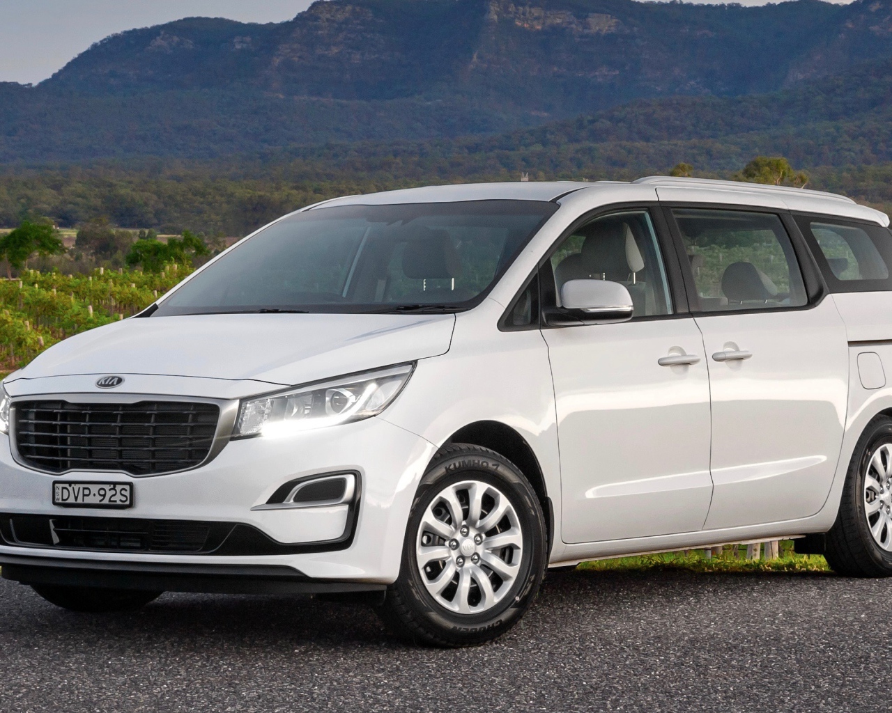 Белый внедорожник Kia Carnival 2019 года