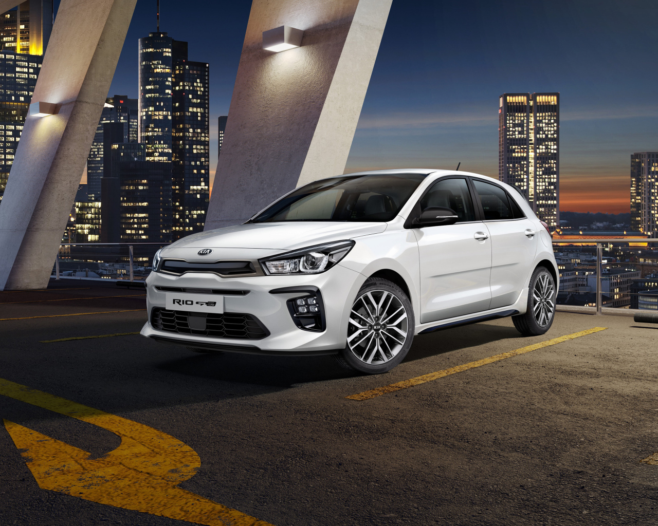 Белый автомобиль хэтчбек Kia Rio GT Line, 2018 на фоне ночного города