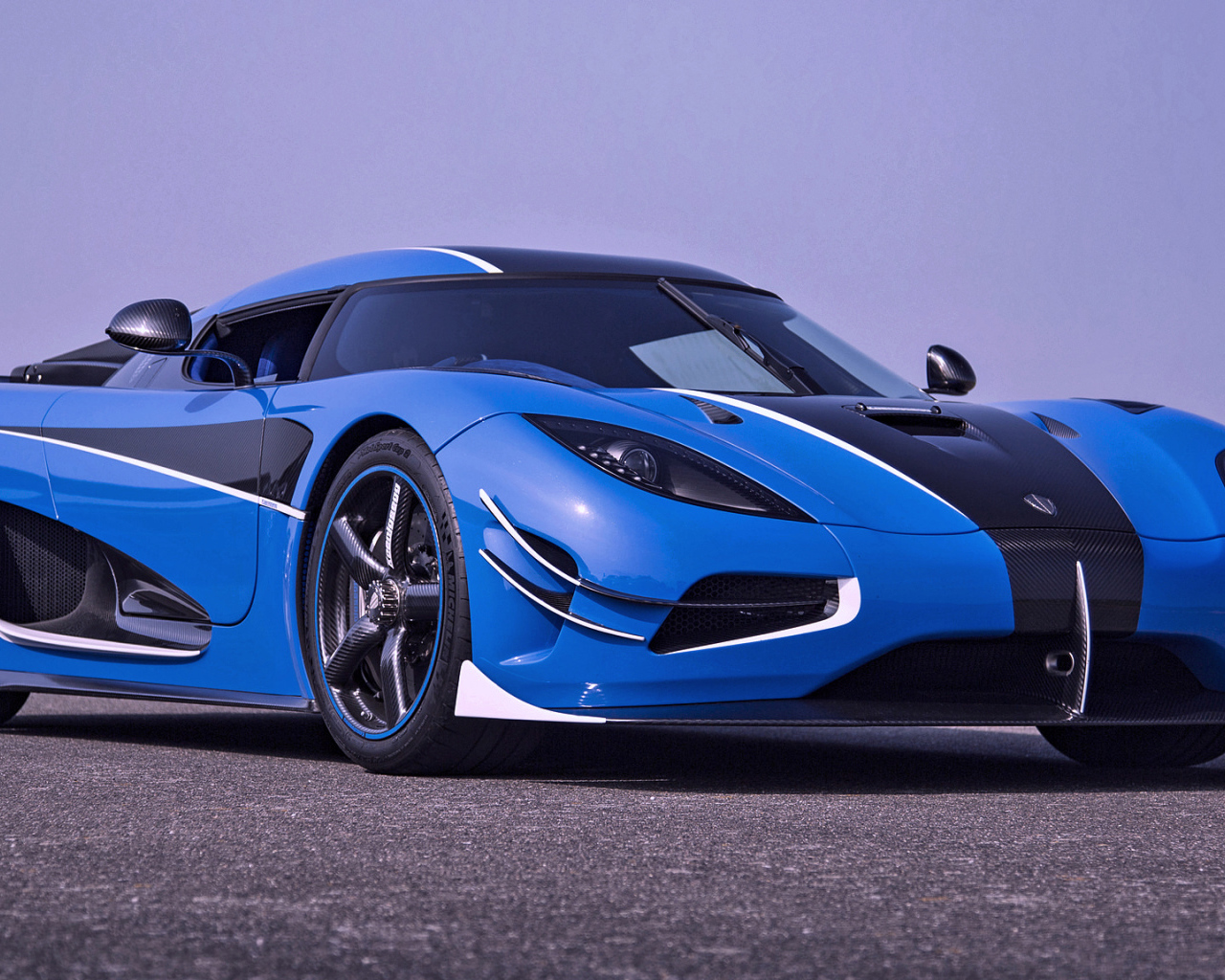 Синий спортивный автомобиль Koenigsegg Agera RSN 2018 года