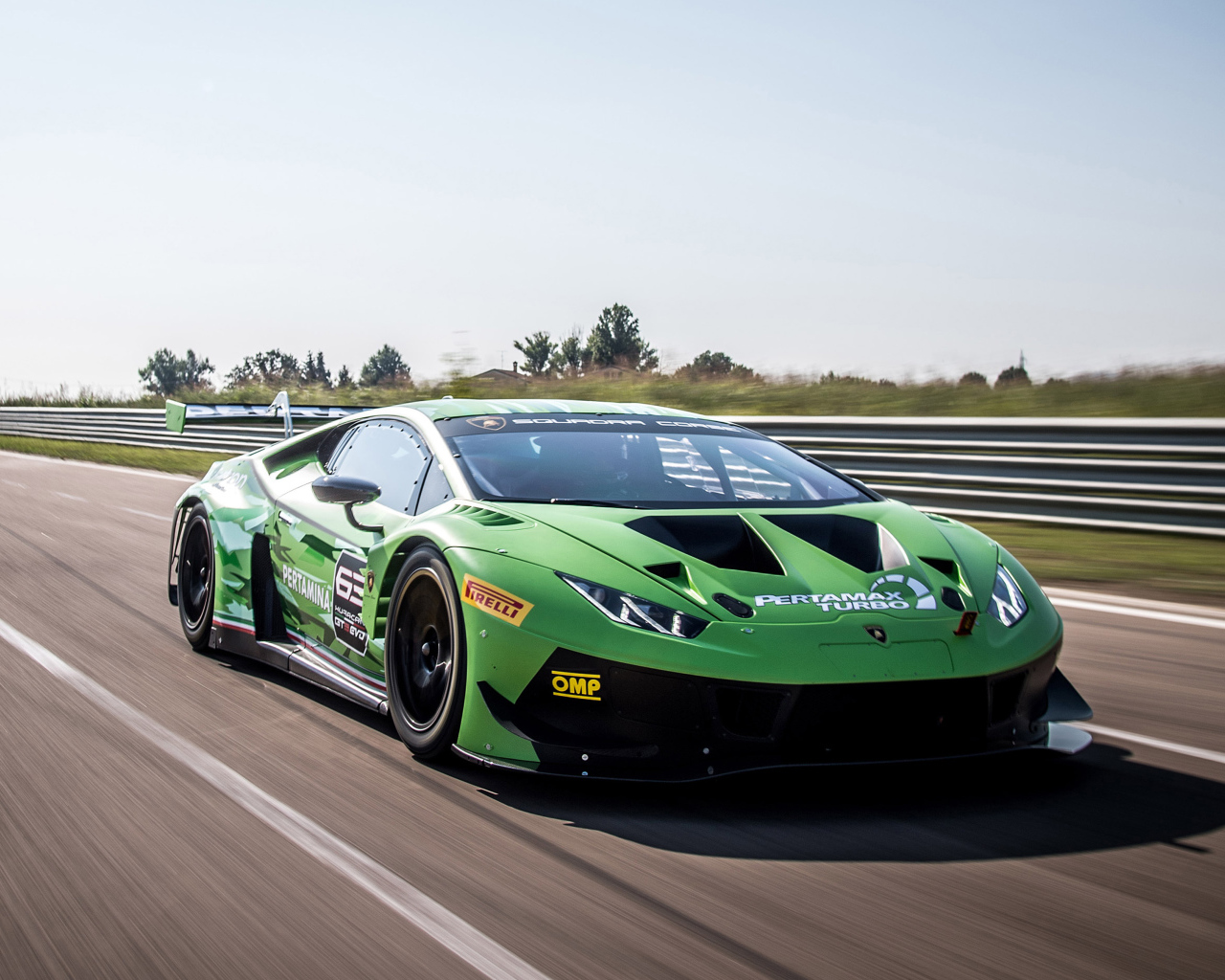 Спортивный автомобиль Lamborghini Huracan GT3 EVO 2019 года на трассе