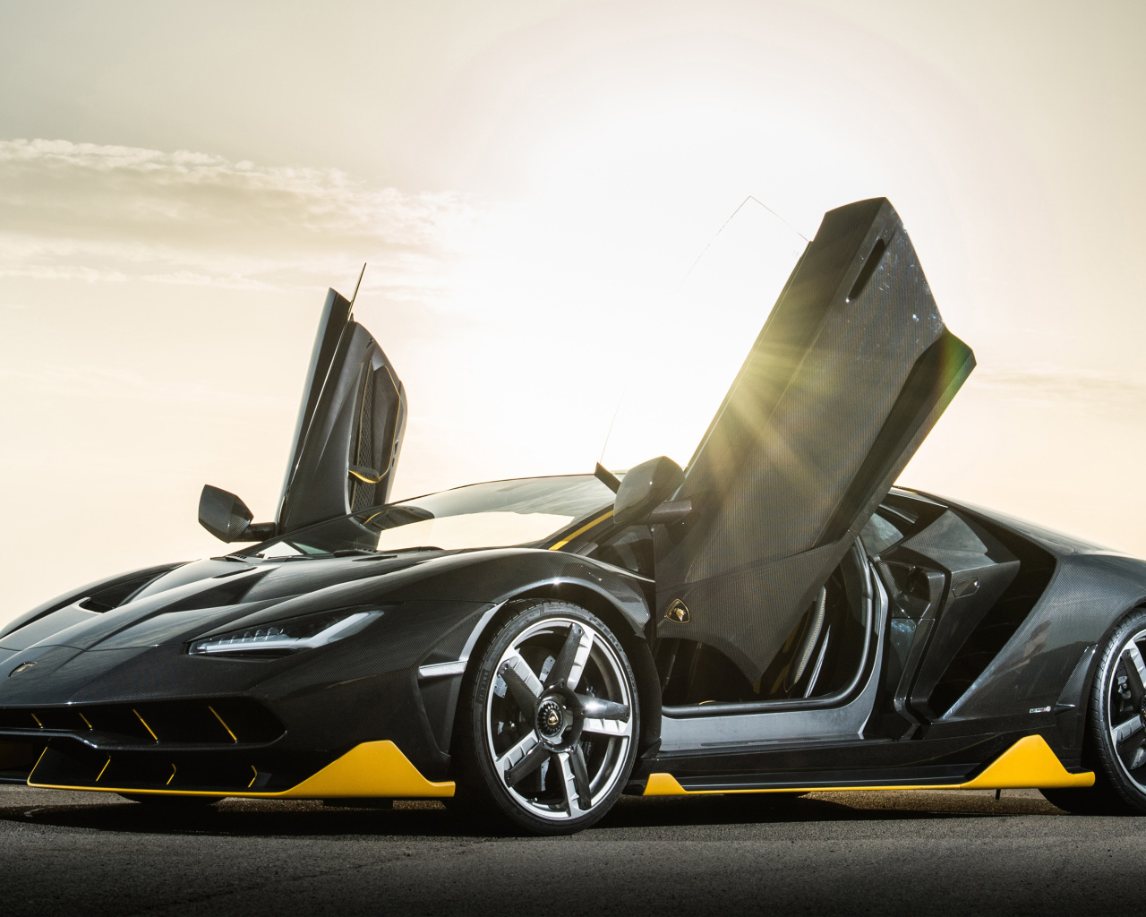 Спортивный автомобиль Lamborghini Centenario, 2019 года с открытыми дверями