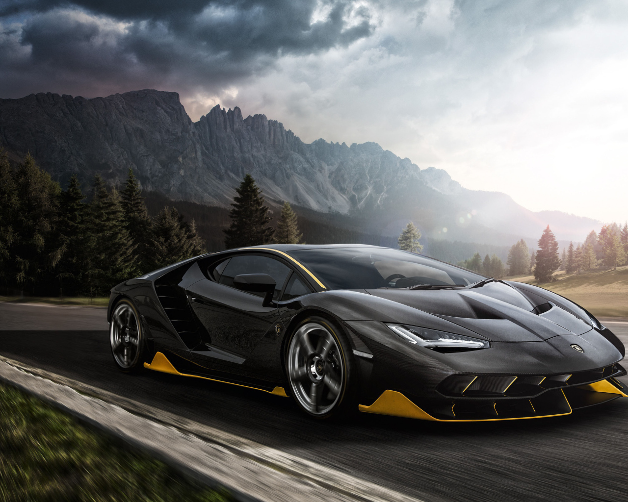 Черный спортивный автомобиль Lamborghini Centenario, 2018 года на трассе