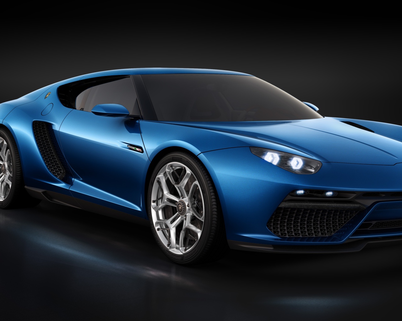 Синий автомобиль Lamborghini Asterion на черном фоне