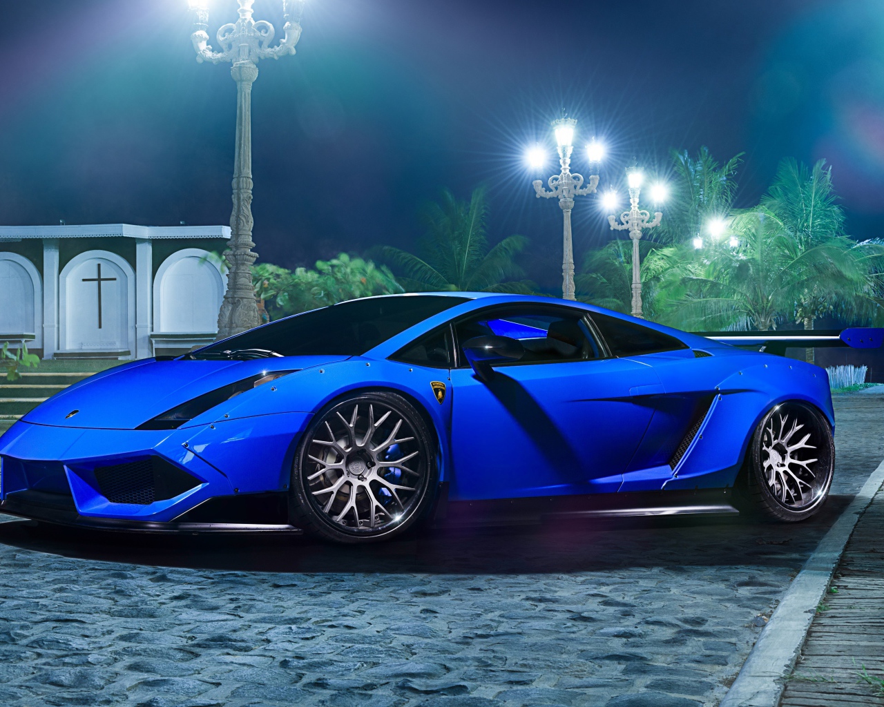 Синий автомобиль Lamborghini Gallardo 