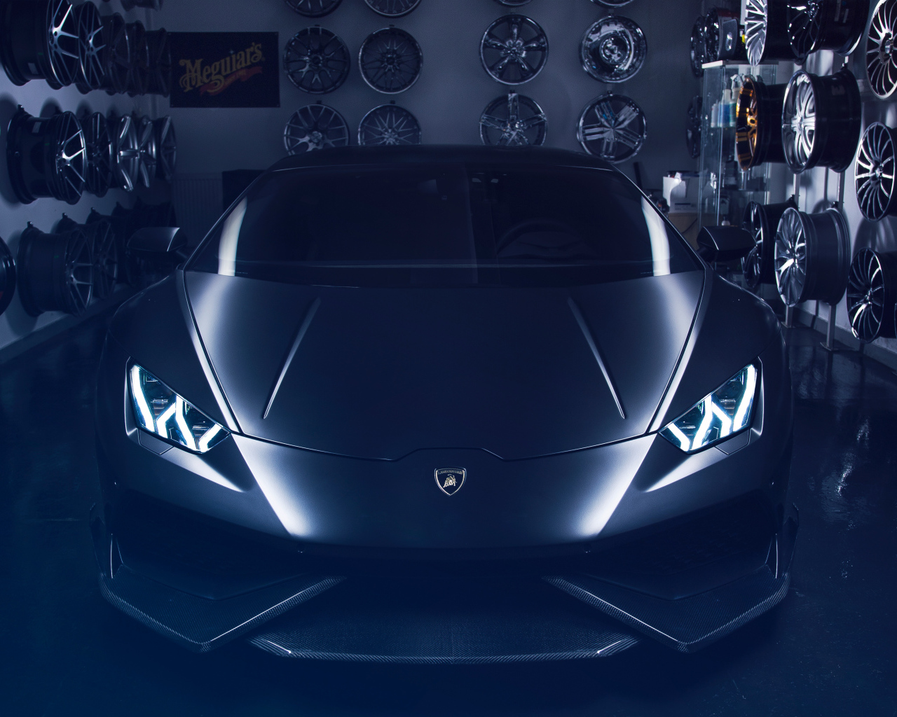 Дорогой быстрый автомобиль Lamborghini Huracan 1