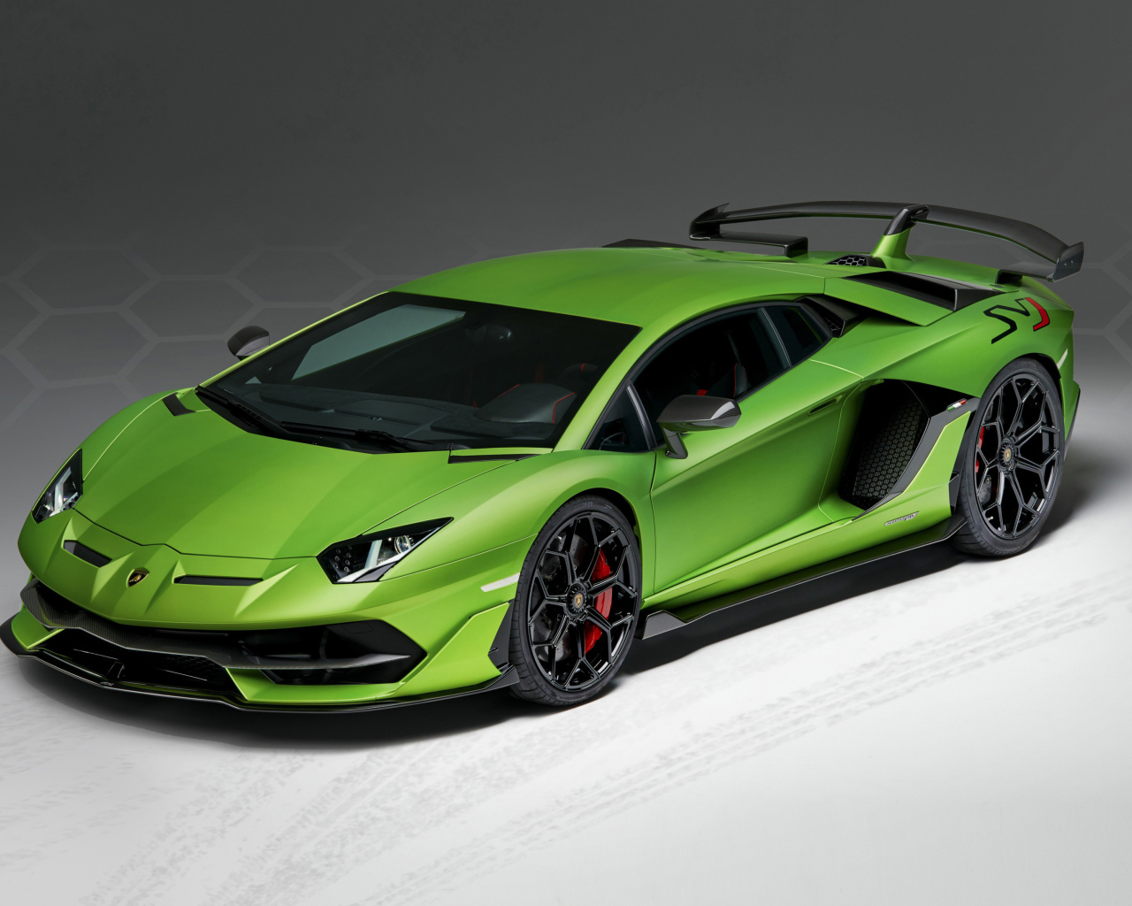 Зеленый автомобиль Lamborghini Aventador SVJ, 2019 года на сером фоне