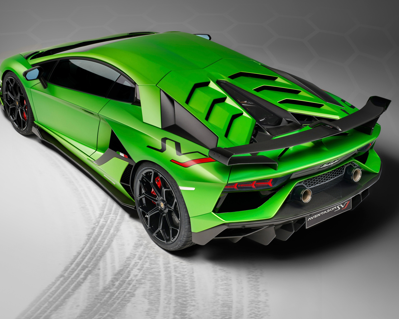 Зеленый спортивный автомобиль Lamborghini Aventador SVJ, 2018 года вид сзади