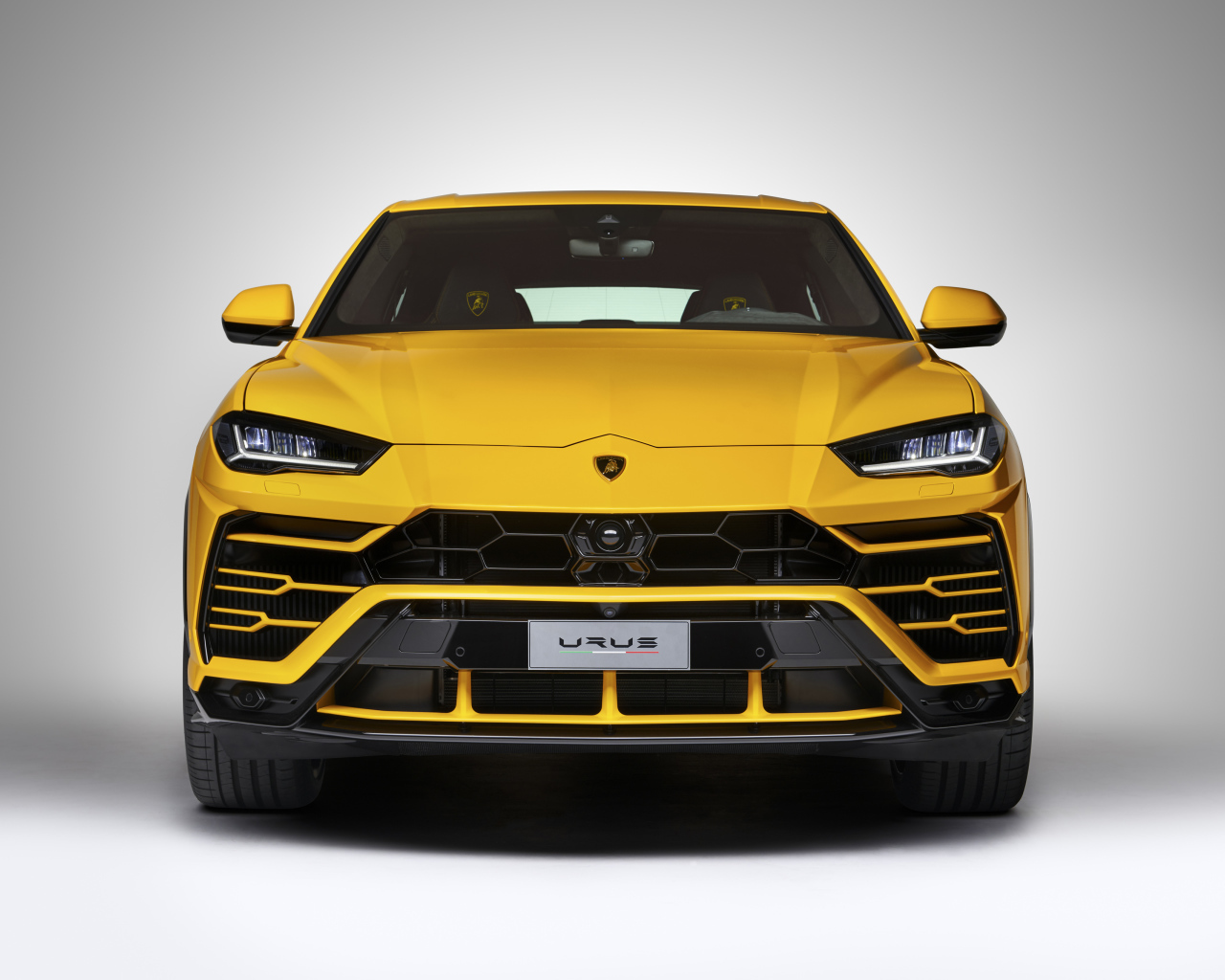 Внедорожник  Lamborghini Urus, 2018 вид спереди