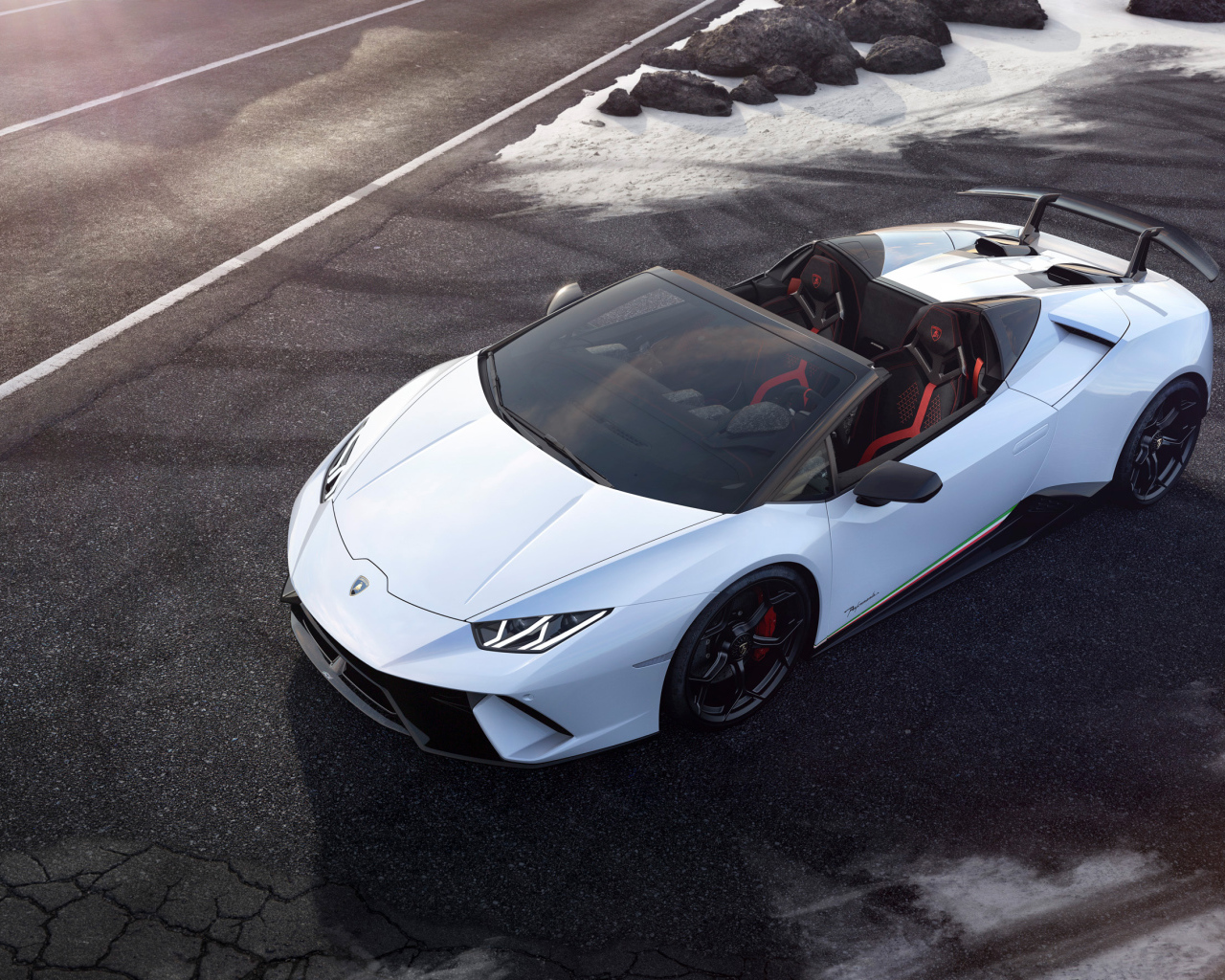 Быстрый белый кабриолет Lamborghini Huracan