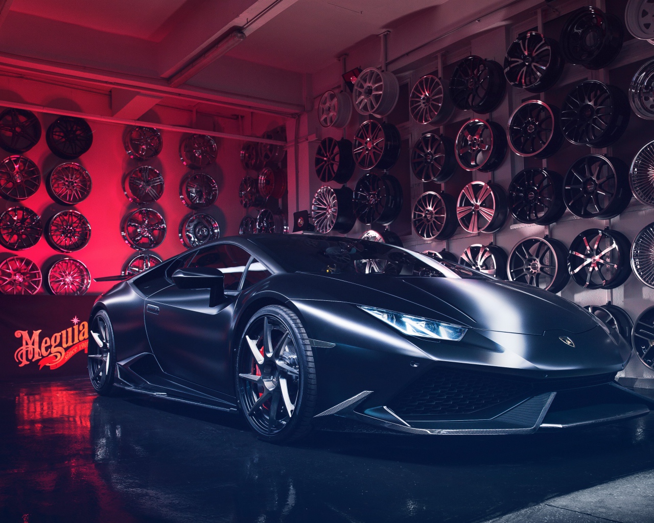 Серебристый быстрый автомобиль Lamborghini Huracan в гараже