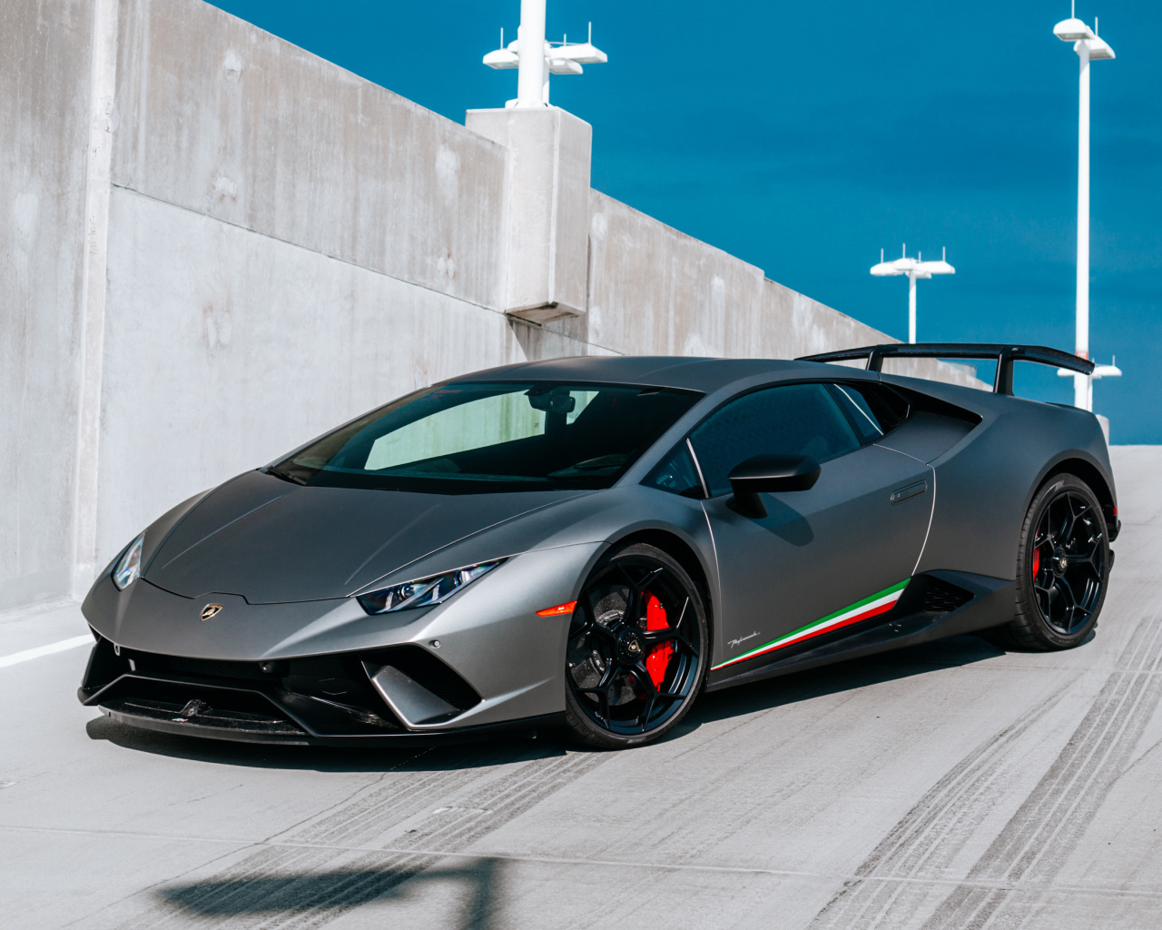 Серебристый спортивный автомобиль Lamborghini Huracan