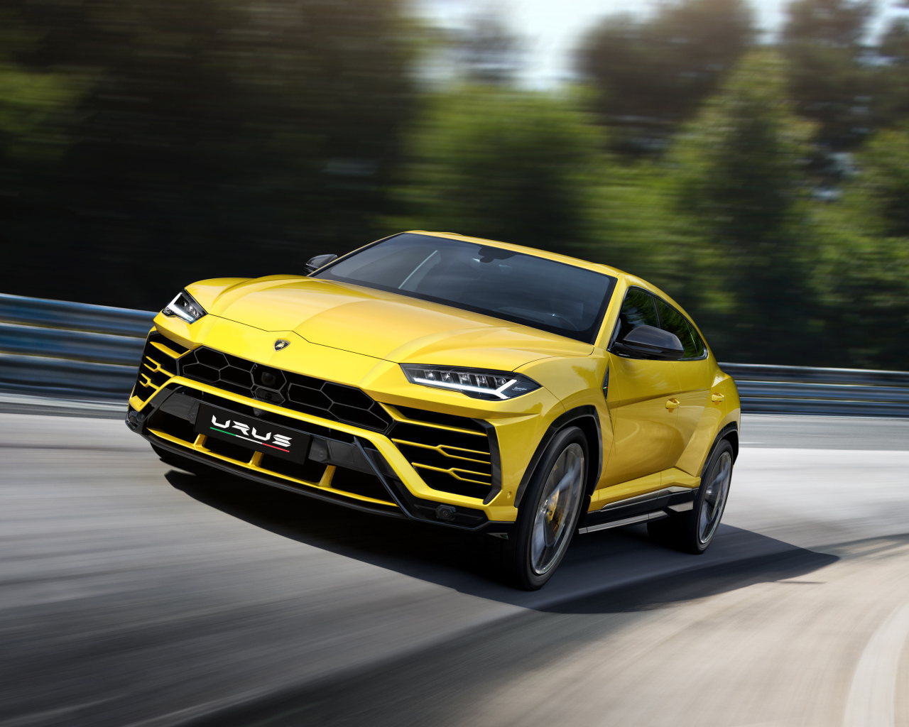 Желтый внедорожник  Lamborghini Urus, 2018