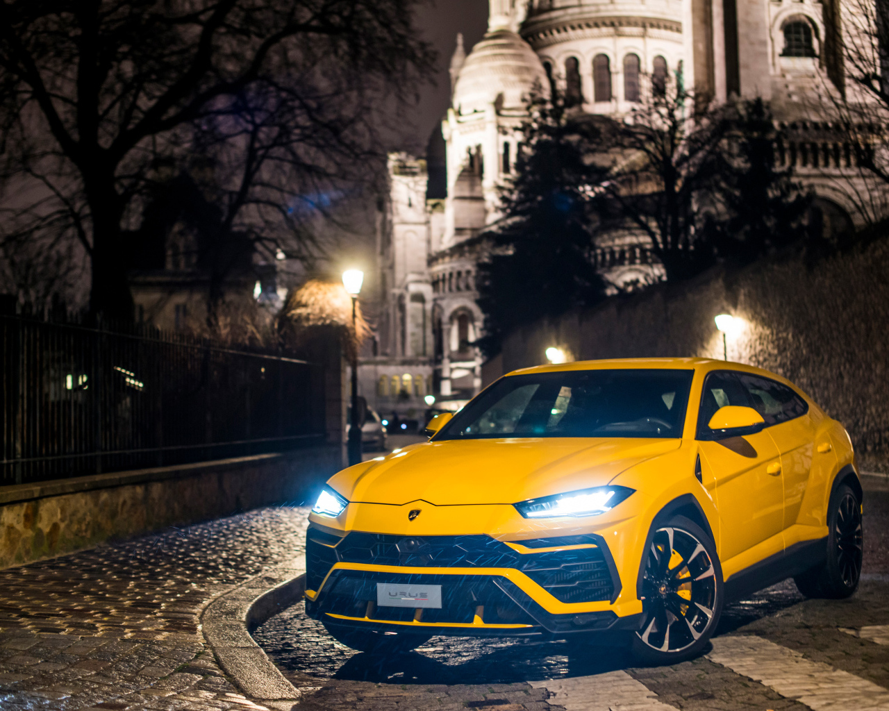 Желтый внедорожник Lamborghini Urus на ночной улице