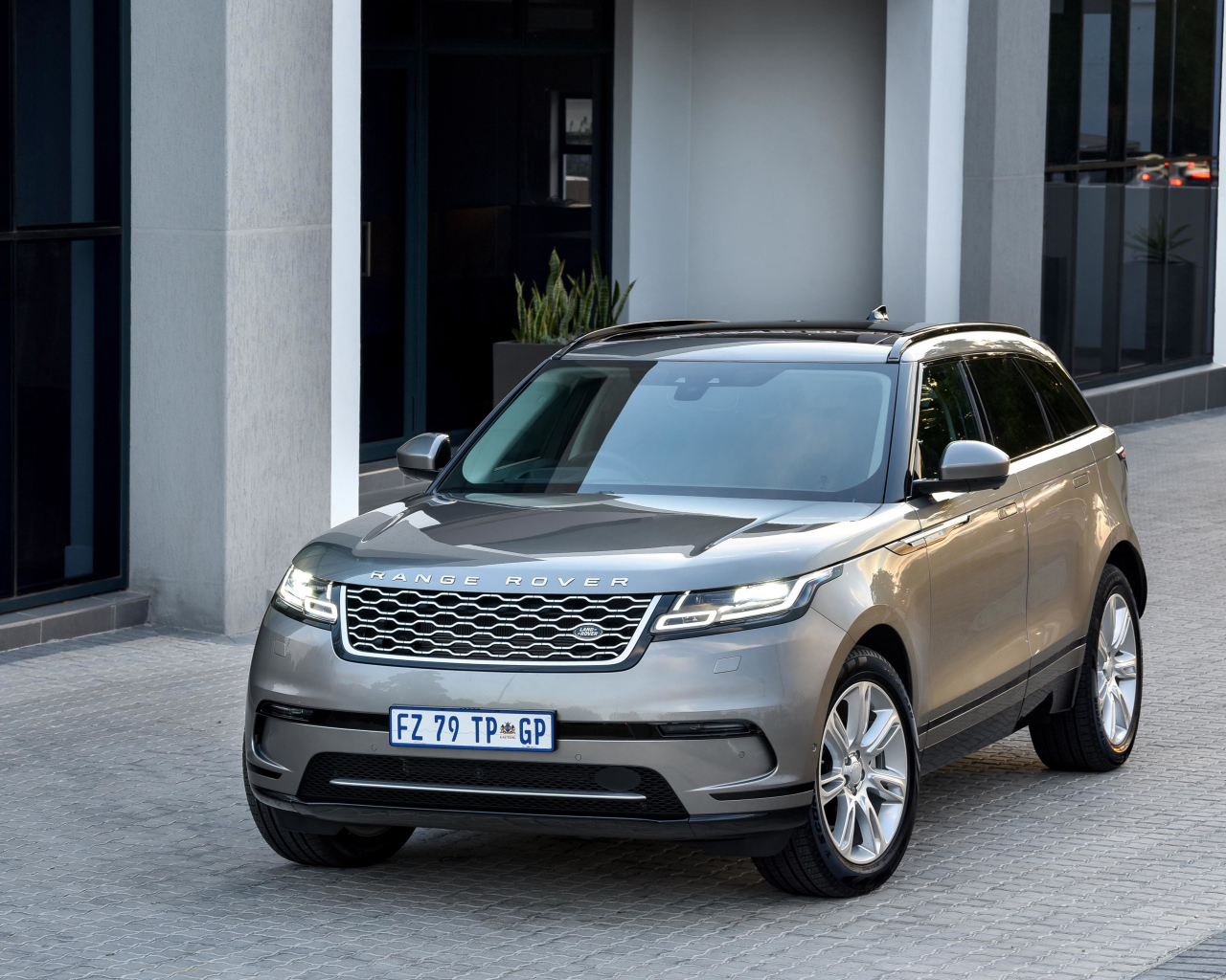 Серебристый внедорожник Land Rover Velar D240 HSE