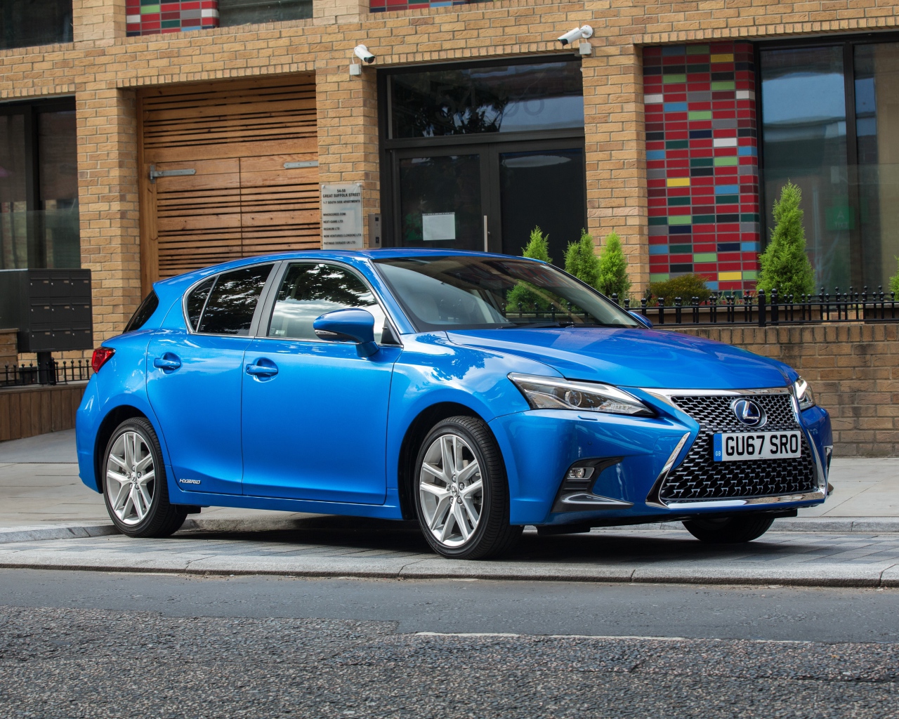 Голубой автомобиль Lexus  CT 200h, 2017