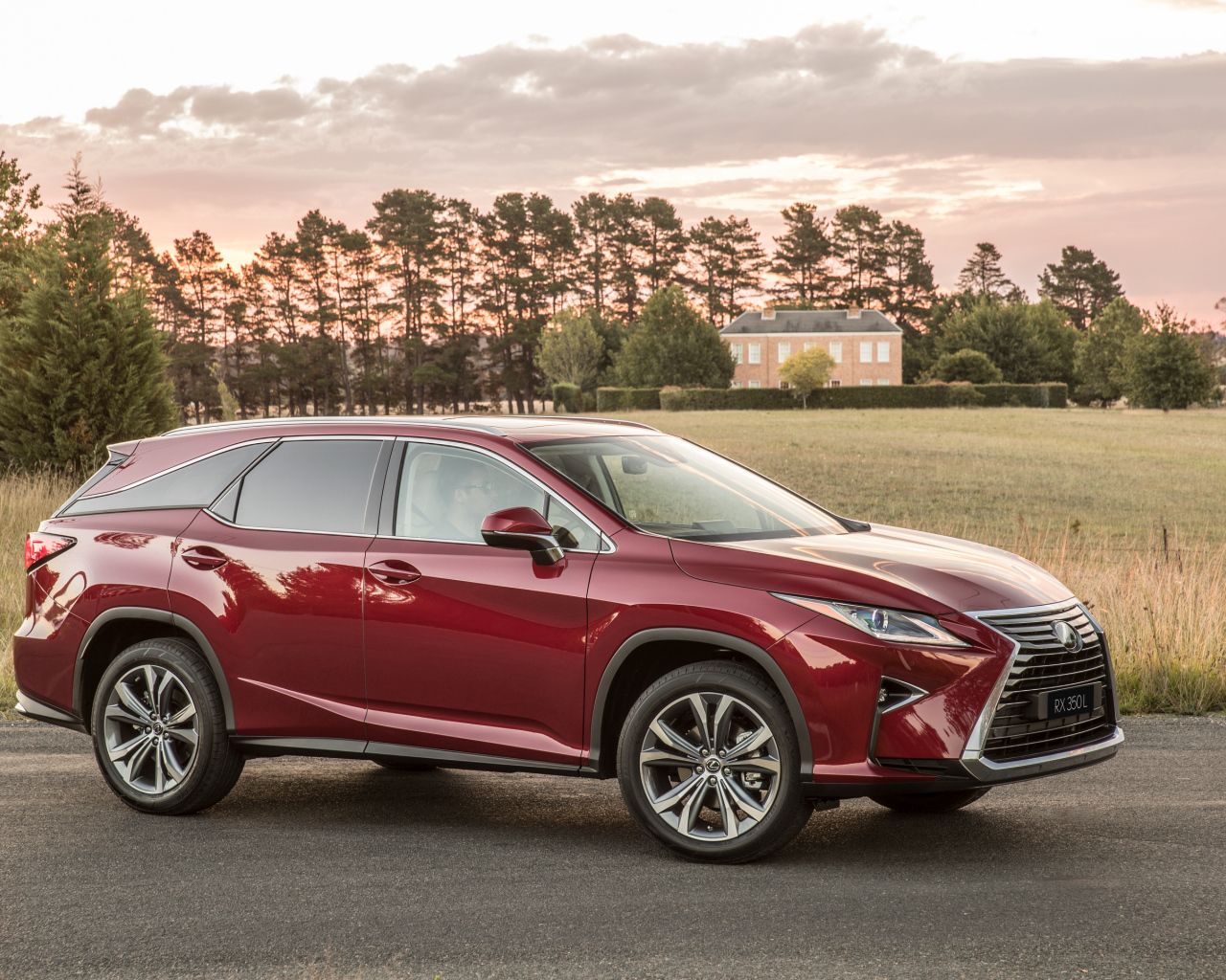 Бордовый японский автомобиль Lexus RX 350L, 2018 года