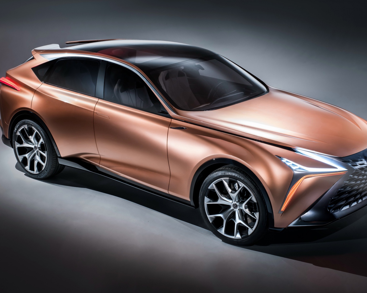 Автомобиль Lexus LF 1, 2018 на сером фоне