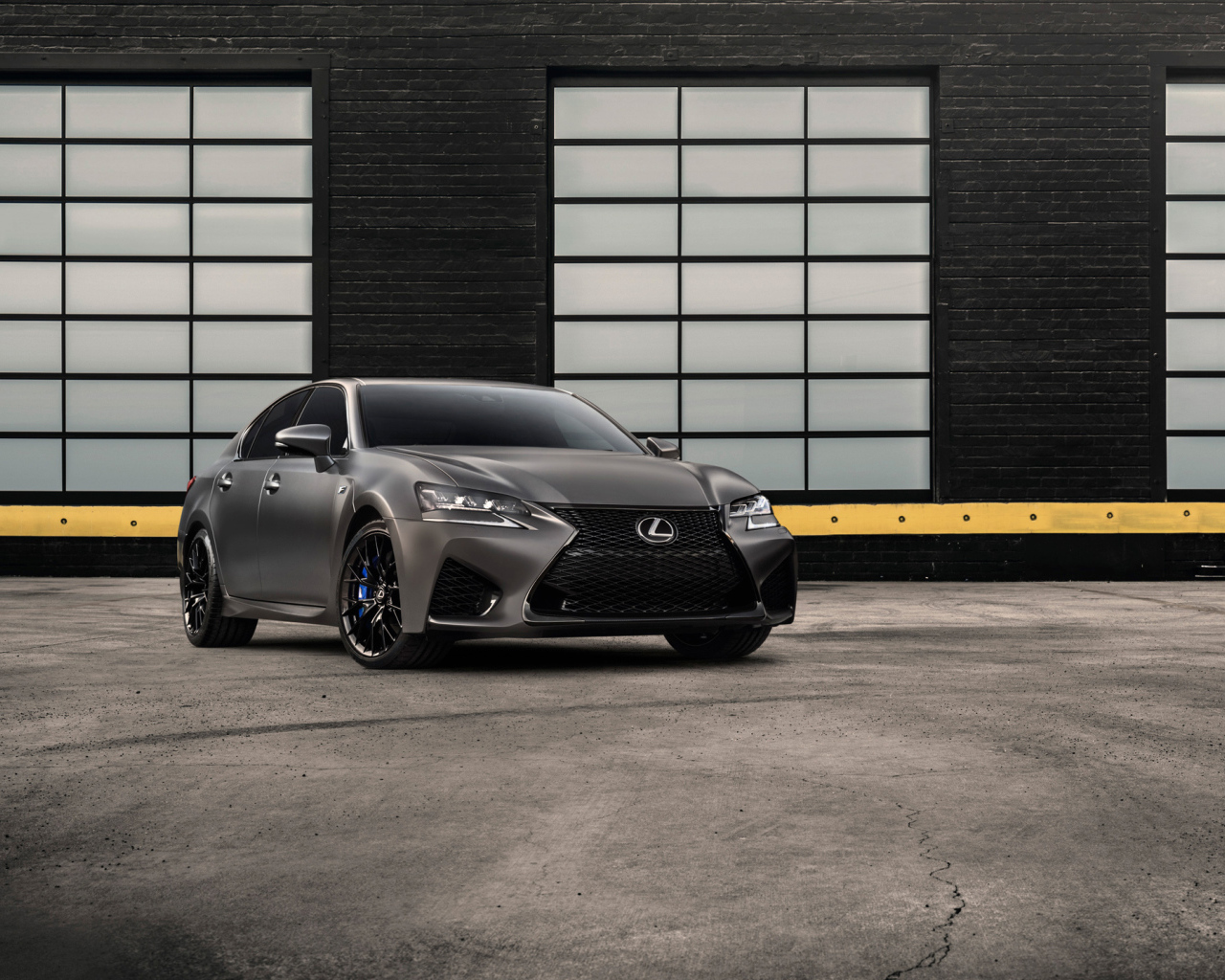 Новый серебристый автомобиль Lexus GS F, 2018