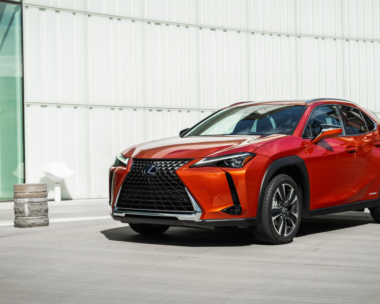 Красный автомобиль Lexus UX 250h, 2019 года