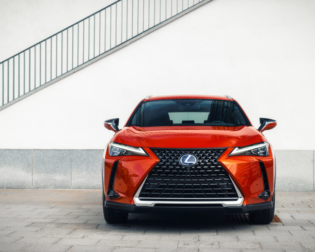 Красный автомобиль Lexus UX 250h, 2019 года вид спереди