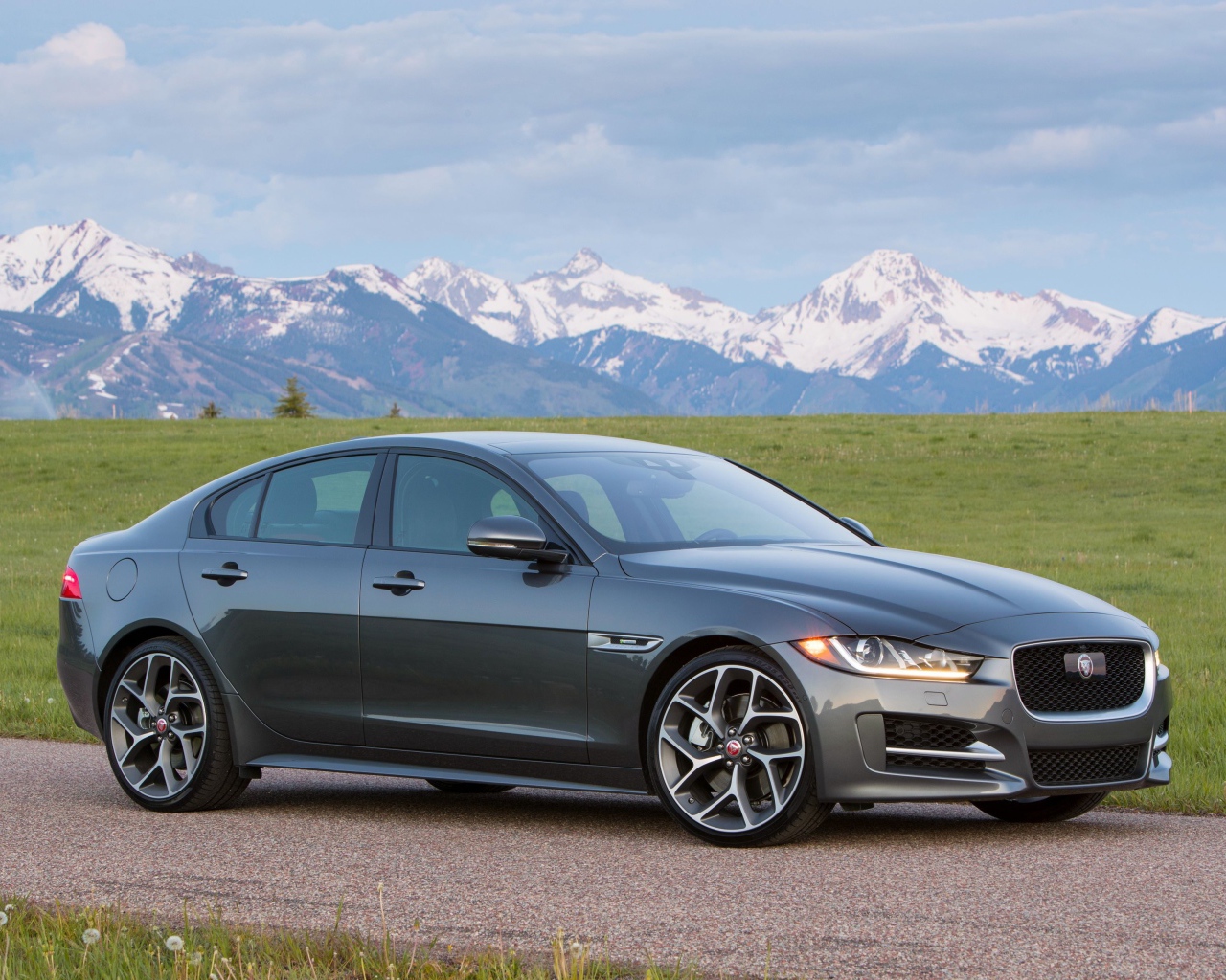 Серебристый автомобиль Jaguar Xe 2019